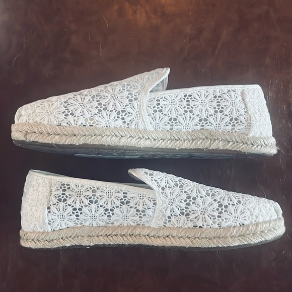 NWOT TOMS Alpargata Floral Lace Slip-on Flats in White Size 7.5 - Picture 7 of 9